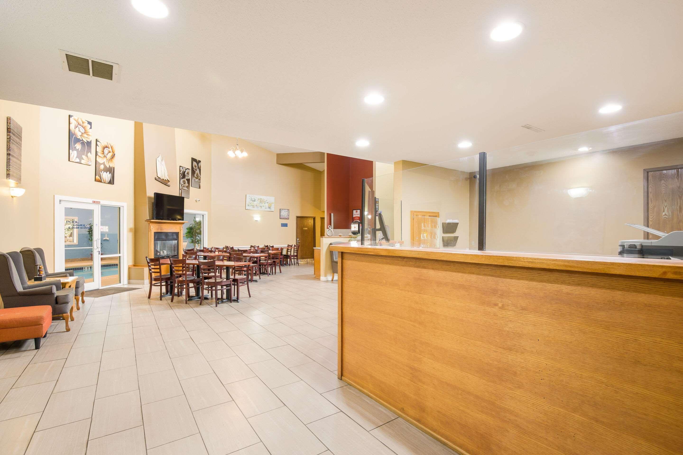 Econo Lodge Lake Mills Eksteriør bilde