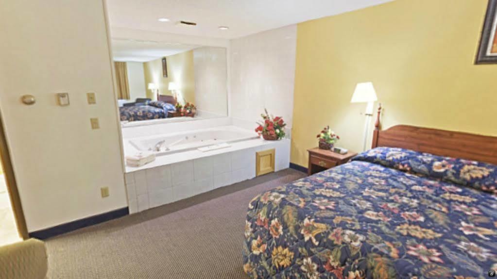 Econo Lodge Lake Mills Eksteriør bilde